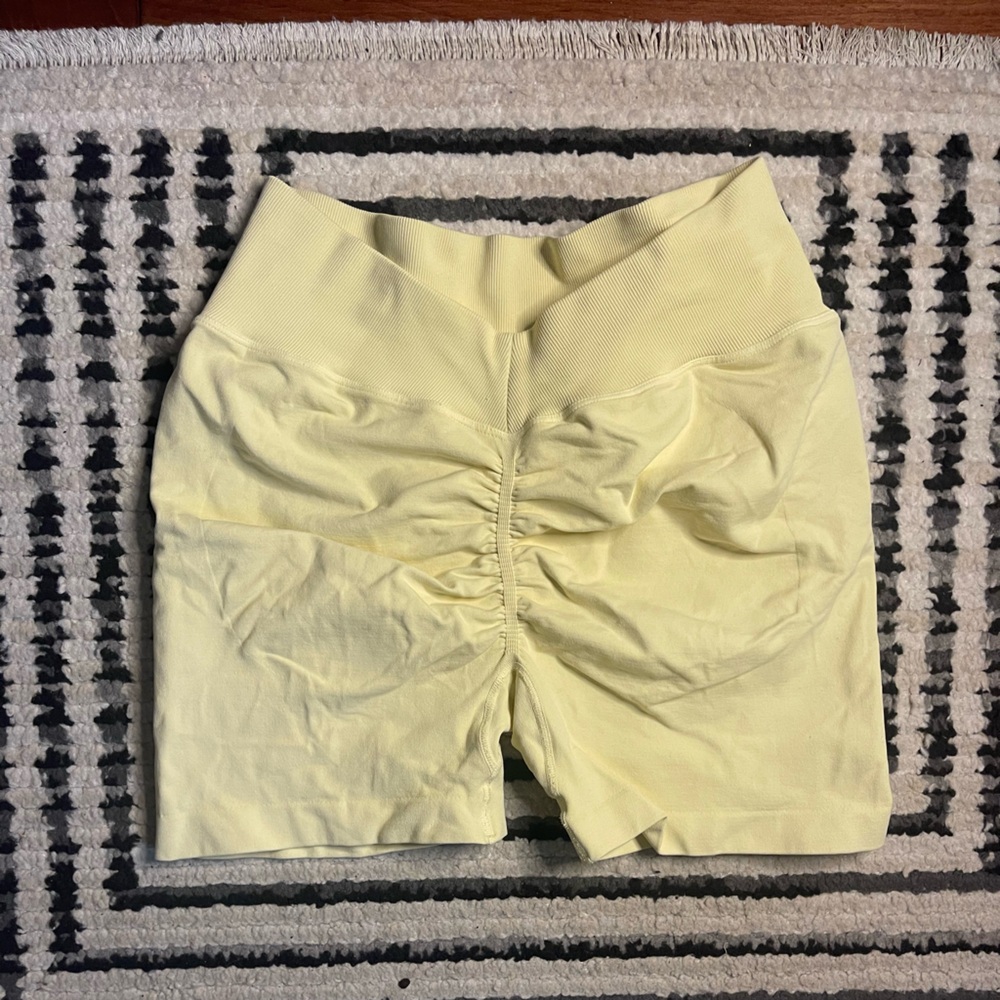Bombshell Sportswear V seamless shorts in mellow yellow size L/XL